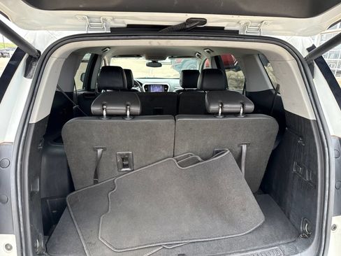 Used 2023 GMC Acadia SLT FWD image 9