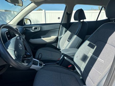 Used 2024 Hyundai Venue Limited image 12