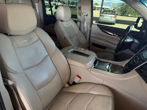 Used 2019 Cadillac Escalade ESV Luxury RWD image 19
