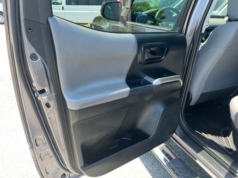 Used 2017 Toyota Tacoma SR5 RWD image 10