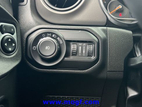 Used 2022 Jeep Wrangler Unlimited Sport AWD/4WD image 16