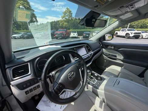 Used 2018 Toyota Highlander Limited FWD image 9