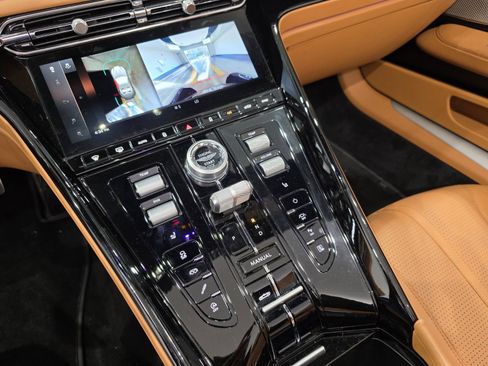 Used 2025 Aston Martin DB12 Convertible image 15