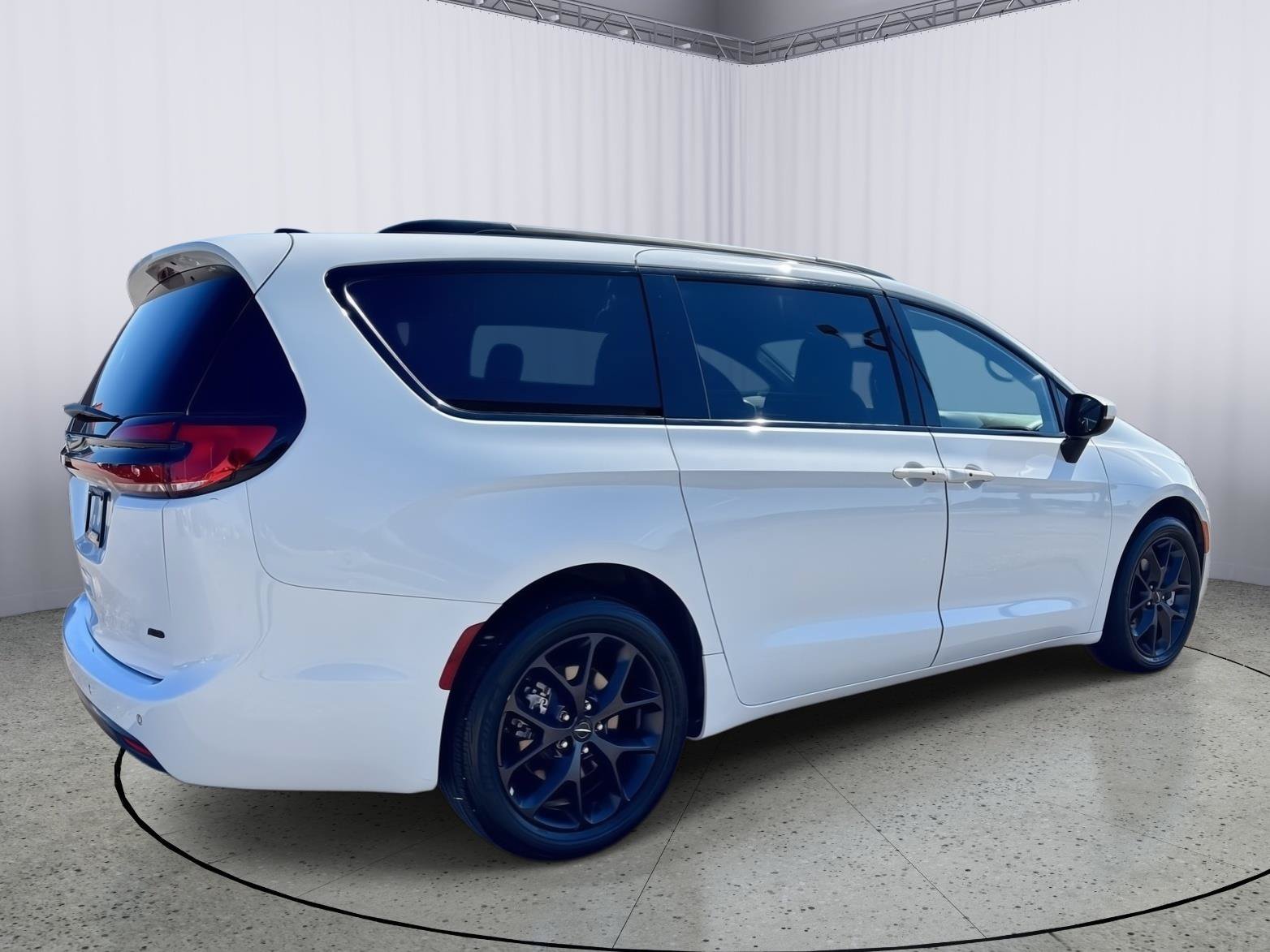 Used 2023 Chrysler Pacifica Touring-L w/ S Appearance Package AWD/4WD image 6