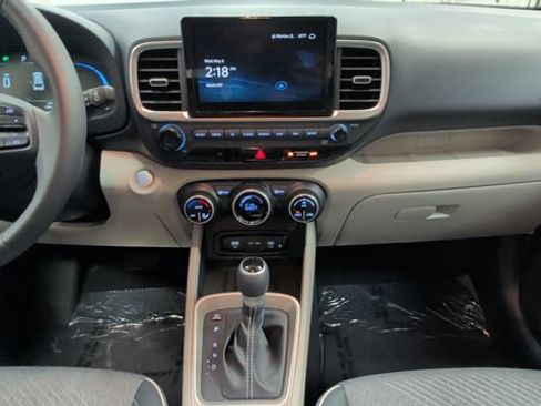 Used 2025 Hyundai Venue Limited FWD image 12