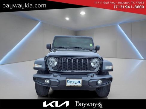 Used 2024 Jeep Gladiator Sport AWD/4WD image 5