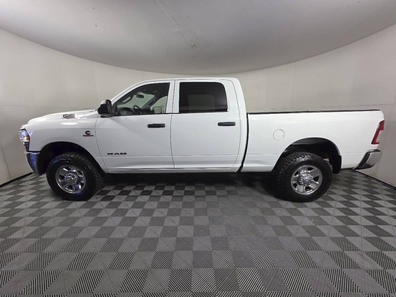 Used 2022 RAM 2500 Tradesman w/ Chrome Appearance Group AWD/4WD image 4