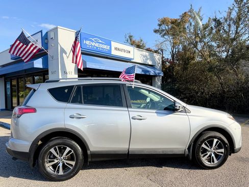 Used 2018 Toyota RAV4 XLE image 19