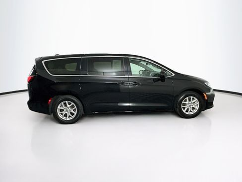 Used 2024 Chrysler Pacifica Touring-L FWD image 10