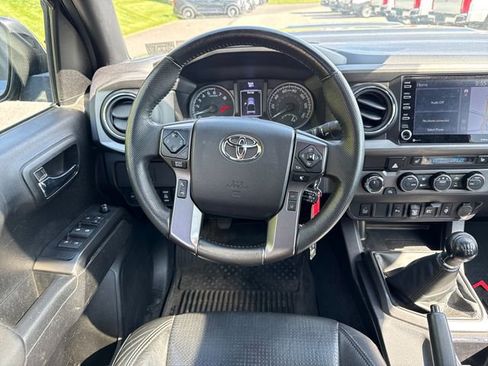 Used 2022 Toyota Tacoma TRD Sport w/ TRD Premium Sport Package AWD/4WD image 19