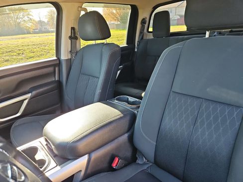 Used 2019 Nissan Titan SV w/ SV Convenience Package image 11