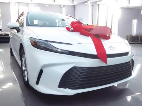 Used 2025 Toyota Camry LE image 4