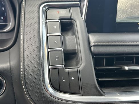 Used 2023 Chevrolet Suburban Premier image 31