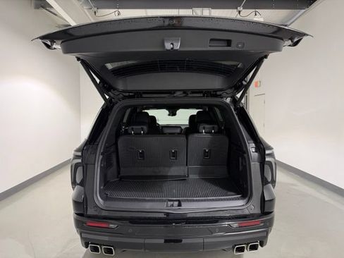 Used 2026 Chevrolet Traverse High Country w/ LPO, Floor Liner Package AWD/4WD image 8
