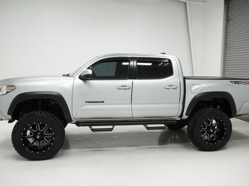 Used 2017 Toyota Tacoma TRD Off-Road w/ Tow Package (A/T) image 6