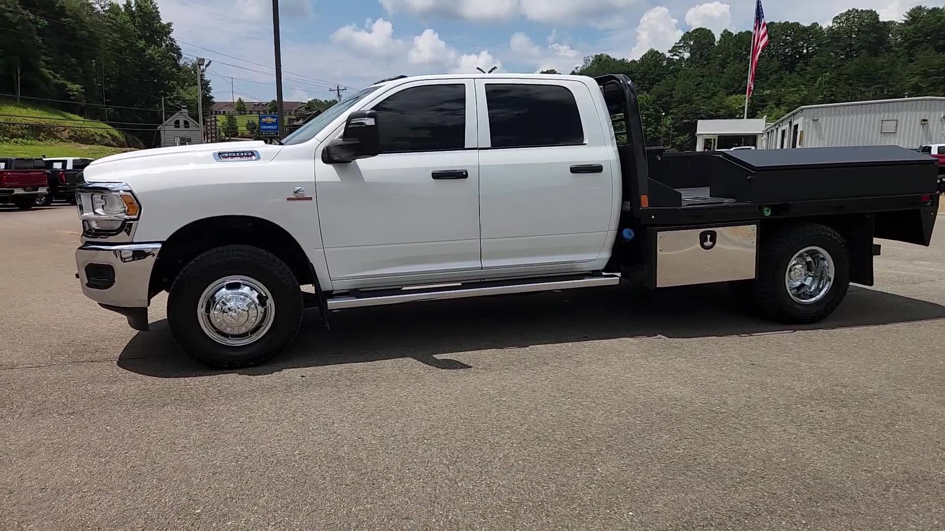 Used 2024 RAM 3500 Tradesman w/ Chrome Appearance Group AWD/4WD image 11