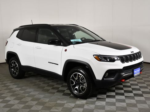 Used 2024 Jeep Compass Trailhawk w/ Trailhawk Convenience Group AWD/4WD image 4