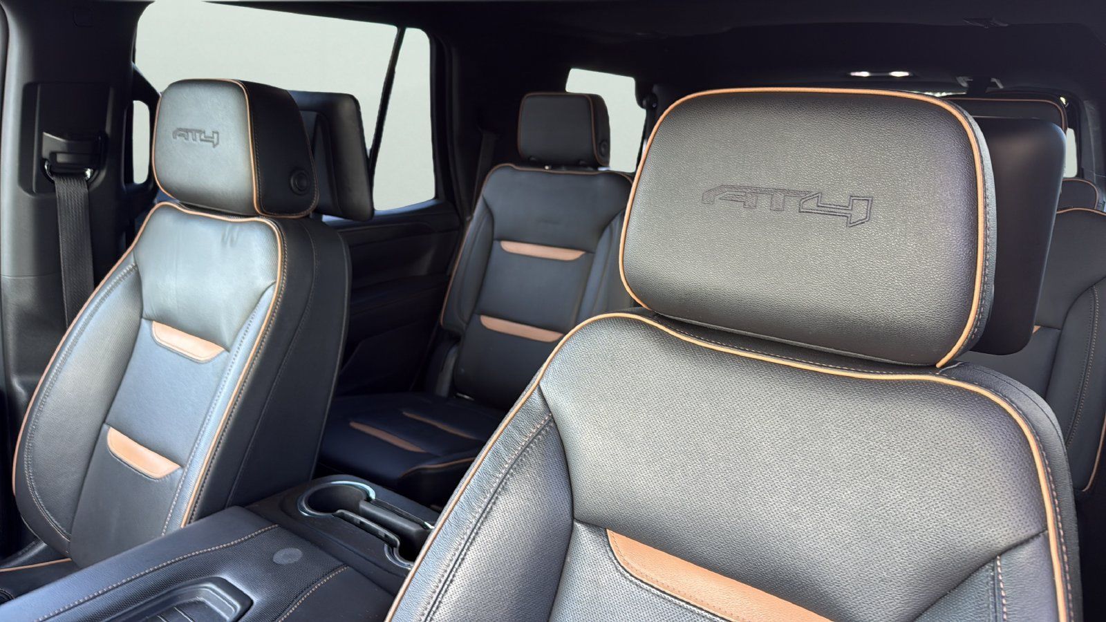 Used 2022 GMC Yukon AT4 w/ AT4 Premium Package AWD/4WD image 9