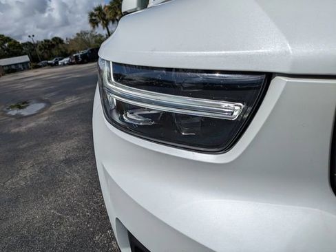 Used 2021 Volvo XC40 T5 Momentum w/ Premium Package image 10