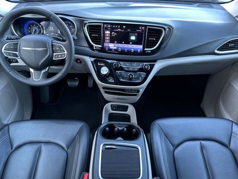 Used 2024 Chrysler Pacifica Touring-L FWD image 3