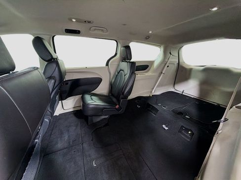 Used 2024 Chrysler Pacifica Touring-L FWD image 24