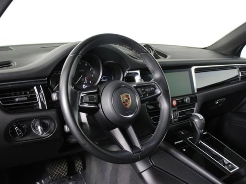 Certified 2023 Porsche Macan AWD/4WD image 4