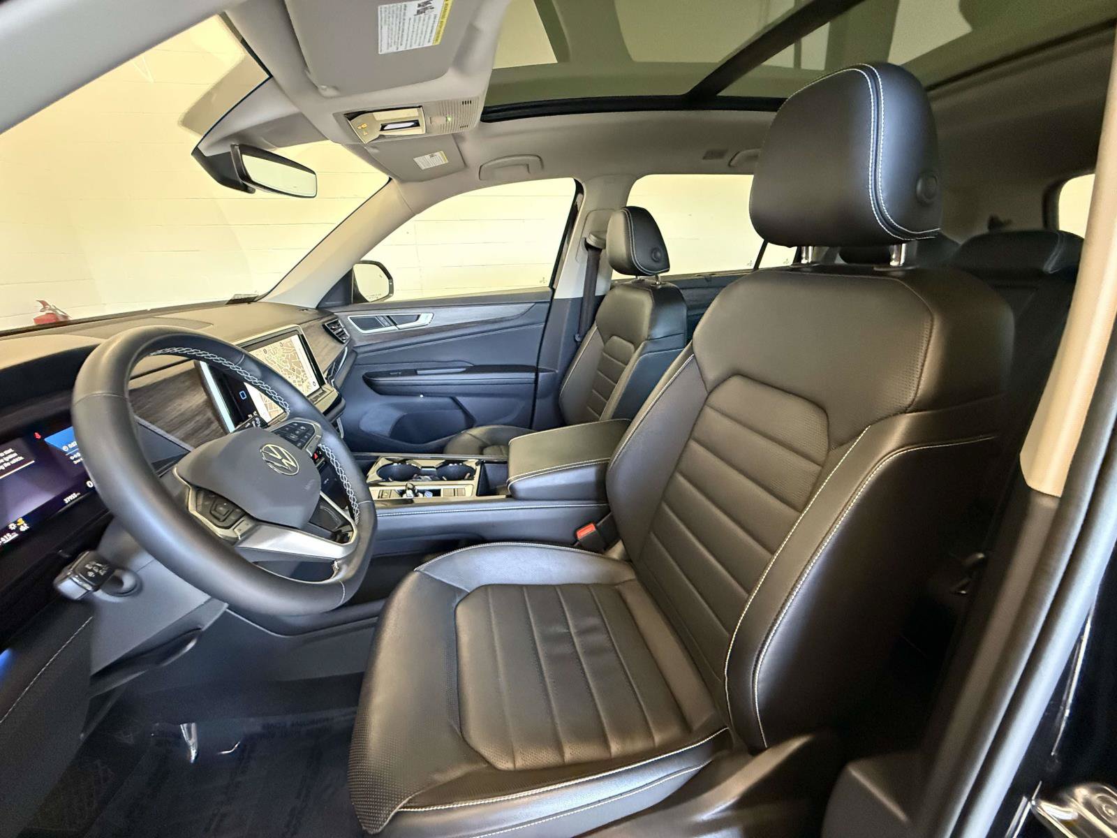 Used 2024 Volkswagen Atlas SEL AWD/4WD image 2