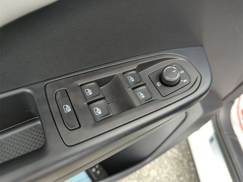 Used 2025 Volkswagen Taos SE image 30