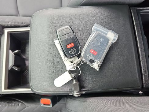 Used 2025 Toyota Tacoma SR5 image 36