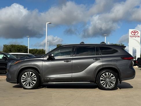 Used 2021 Toyota Highlander Platinum FWD image 2