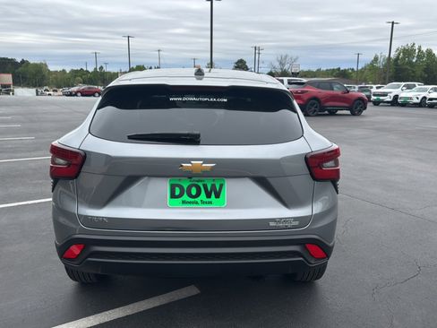 Used 2025 Chevrolet Trax LS w/ LS Convenience Package image 5