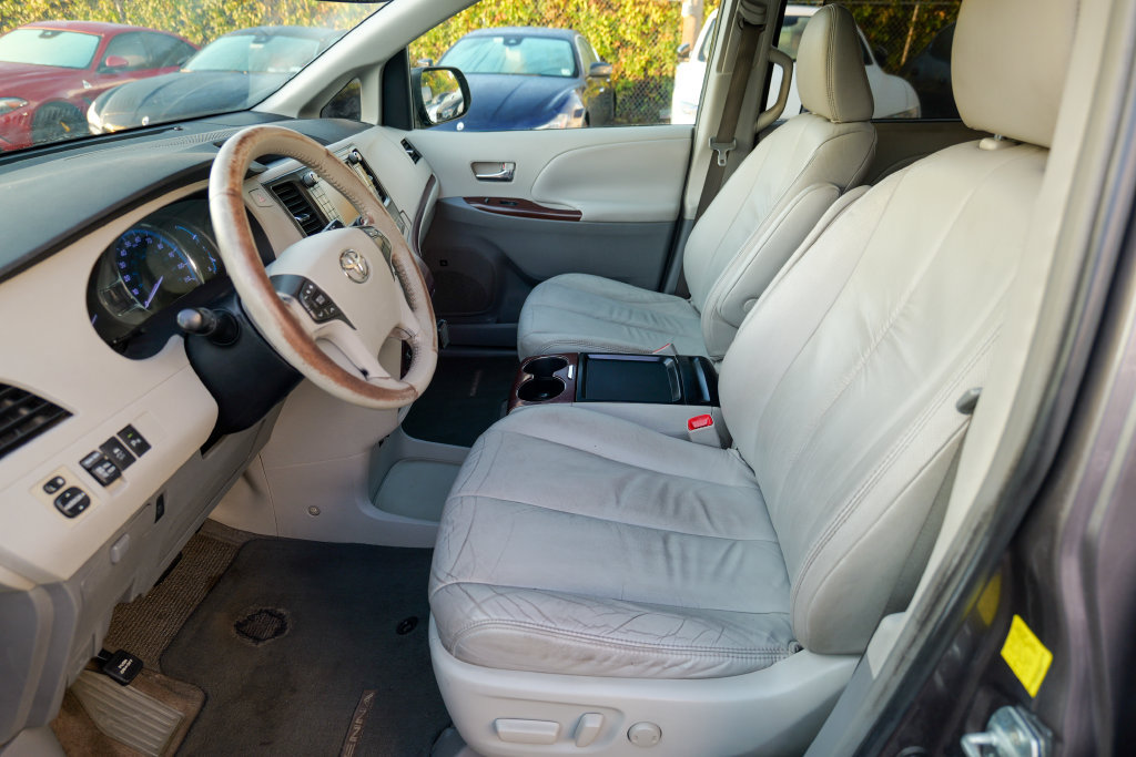 Used 2011 Toyota Sienna XLE w/ Premium Pkg FWD image 17