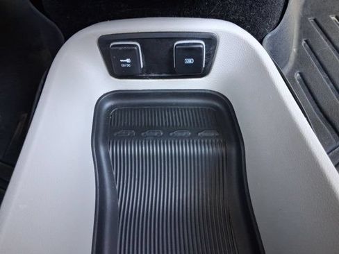 Used 2017 Chrysler Pacifica Touring-L w/ Tire & Wheel Group FWD image 36