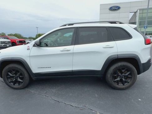 Used 2017 Jeep Cherokee Trailhawk AWD/4WD image 5