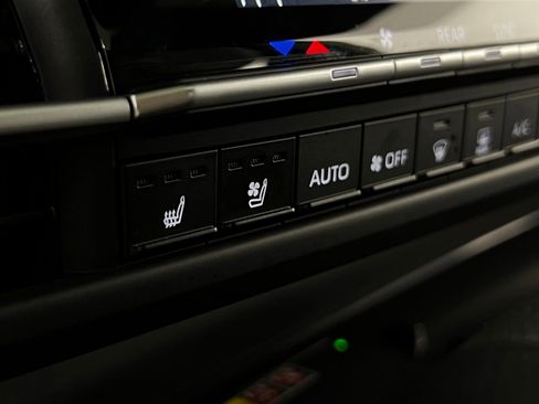 Used 2025 Toyota Sienna Platinum image 22