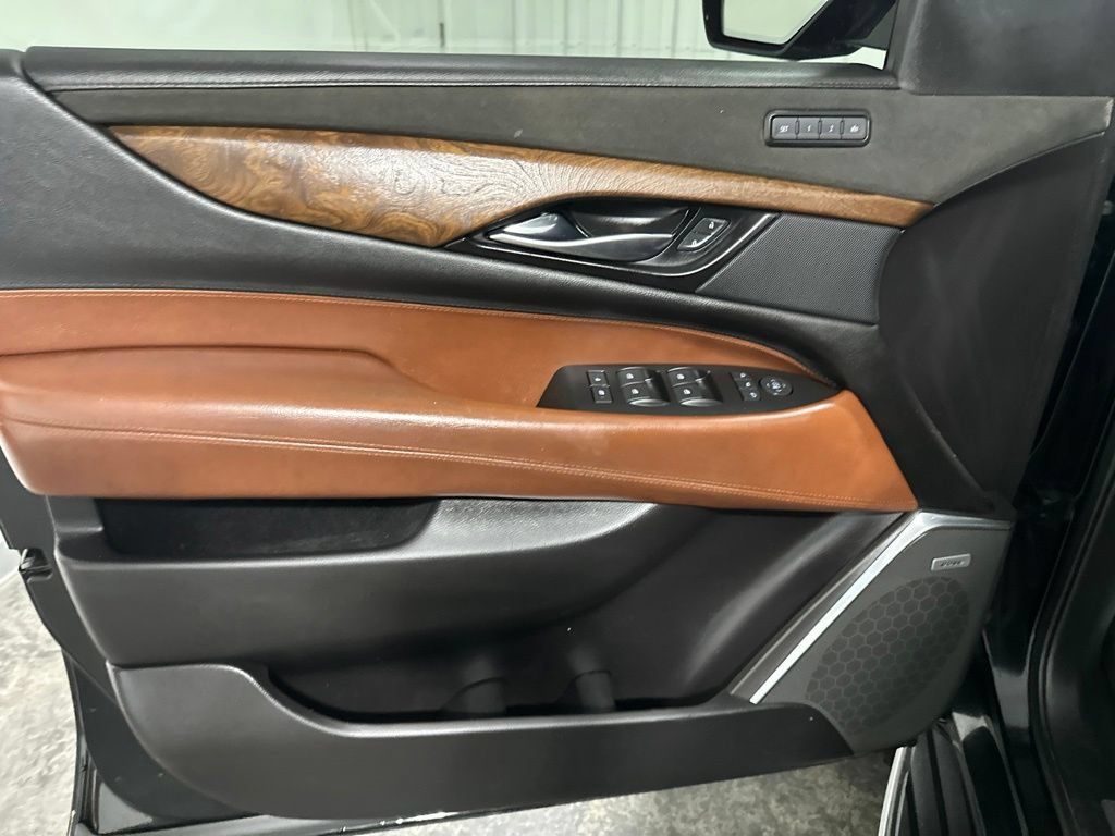 Used 2020 Cadillac Escalade Luxury AWD/4WD image 10