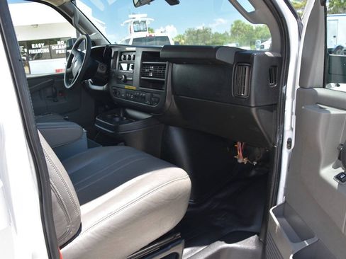 Used 2017 Chevrolet Express 2500 RWD image 9