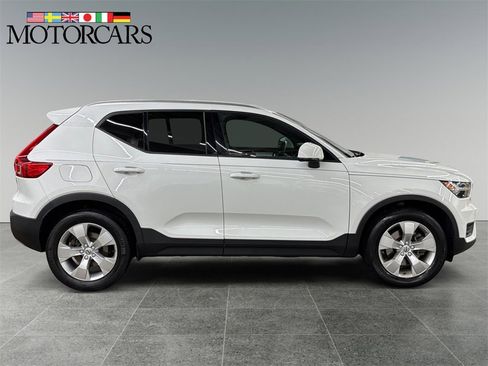 Used 2019 Volvo XC40 T4 Momentum image 2