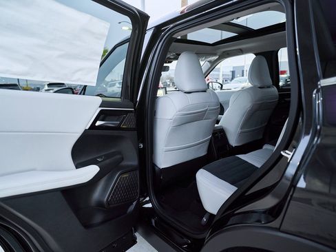 New 2026 Mitsubishi Outlander SE image 17