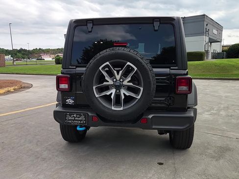 Used 2024 Jeep Wrangler Unlimited w/ Convenience Group AWD/4WD image 9