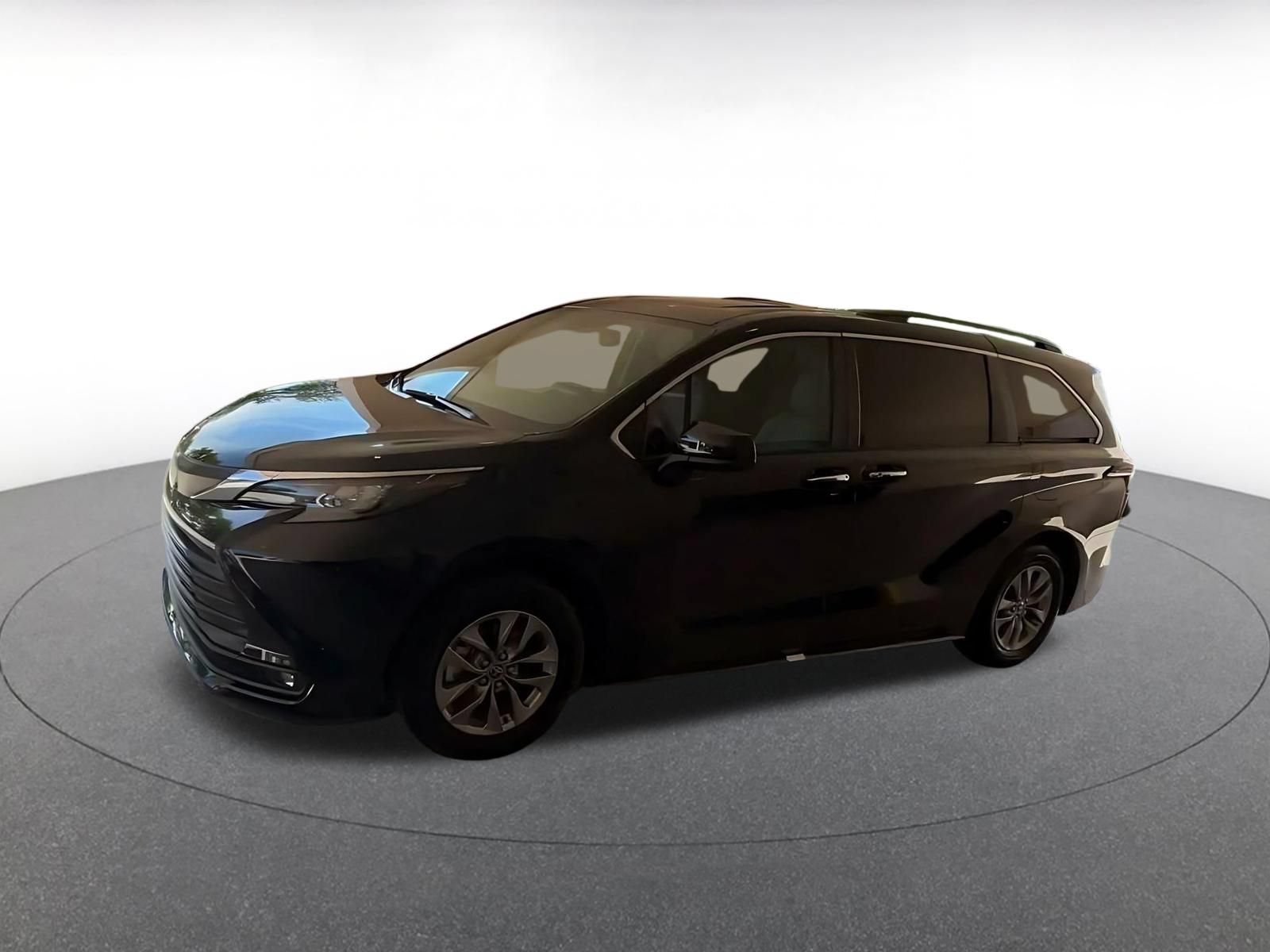Used 2025 Toyota Sienna XLE FWD image 7