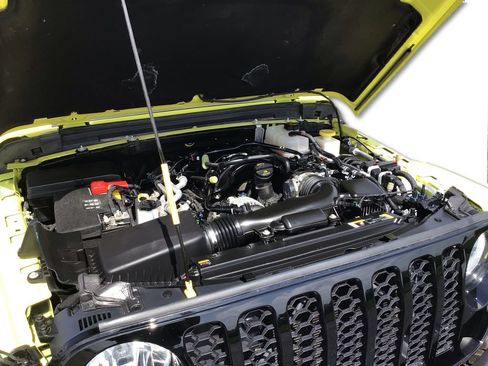 Used 2023 Jeep Gladiator Sport AWD/4WD image 11