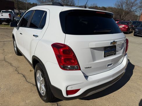 Used 2019 Chevrolet Trax LT w/ Sun & Sound Package image 3