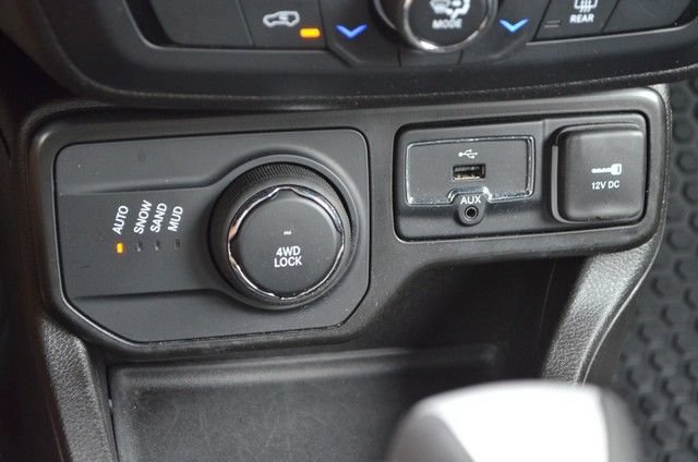 Used 2023 Jeep Renegade Latitude AWD/4WD image 30