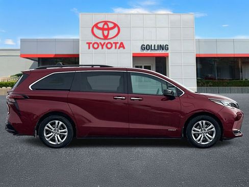 Certified 2021 Toyota Sienna XSE image 6