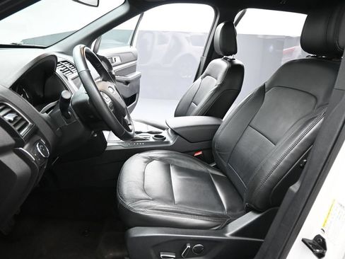 Used 2018 Ford Explorer XLT w/ Equipment Group 202A FWD image 10