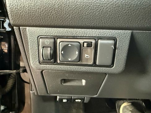 Used 2009 Nissan Versa SL image 17