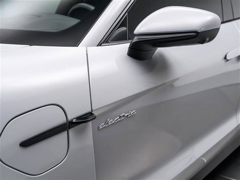 Used 2025 Porsche Taycan RWD image 36