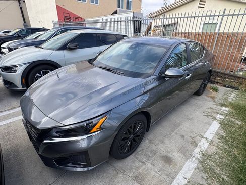 Used 2025 Nissan Altima 2.5 SV w/ SV Special Edition Package FWD image 2