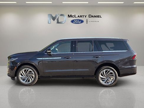 New 2025 Lincoln Navigator Reserve image 3